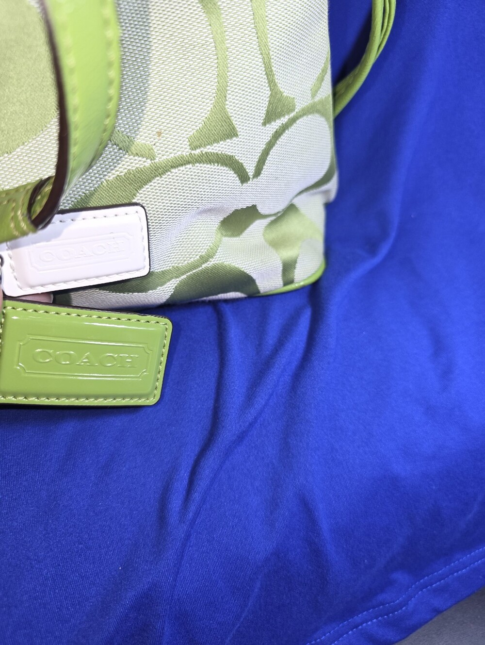 Green Signature Pattern Tote Bag - Picture 4 of 11